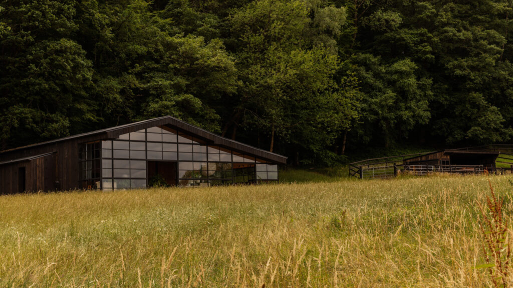 Un cottage per le vacanze in normandia. Tra dettagli industriali e riferimenti all’architettura nipponica