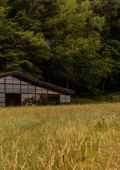 Un cottage per le vacanze in normandia. Tra dettagli industriali e riferimenti all’architettura nipponica